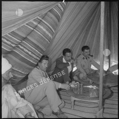 Fête et visite du marabout de Sidi Klifa, au village de Sidi Youssef. Les autorités militaires boivent le thé traditionnel sous une tente. [légende d'origine]