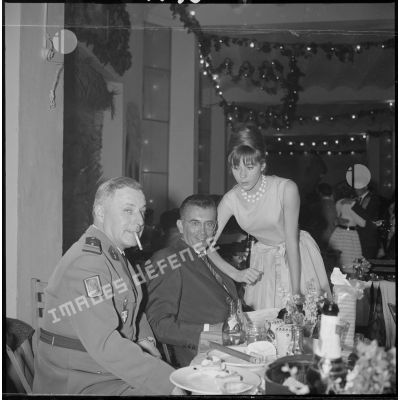 Le colonel Alexandre, chef de corps du 8e RIM et monsieur Carafon, propriétaire terrien, sont photographiés au cours d'une soirée à Saïda. [légende d'origine]