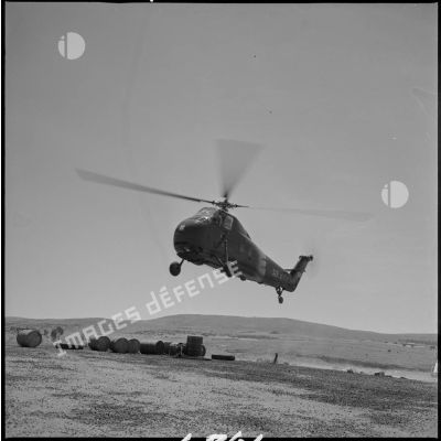 Un hélicoptère de type Sikorsky H-34 décolle ou atterrit. [légende d'origine]
