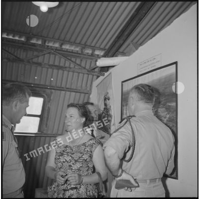 L'Amiral Mouton et sa famille visitent l'atelier et le laboratoire photographique d'Arthur Smet au Camp des chasseurs. [légende d'origine]