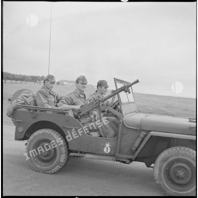 Portrait de trois soldats à bord d'une jeep. [légende d'origine]