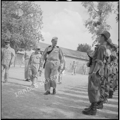 Les généraux Jean Crépin et Fernand Gambiez passent en revue des troupes du secteur de Saïda. [légende d'origine]