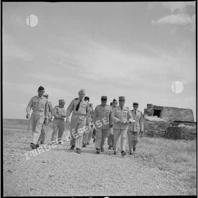 Un groupe d'officiers en visite dans le secteur de Saïda. Au centre, le général de corps d'armée Jean Crépin. [légende d'origine]