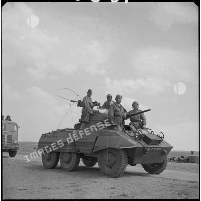 Quatre soldats posent sur leur automitrailleuse. [légende d'origine]