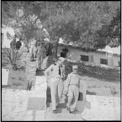 Les généraux de corps d'armée Jean Crépin et Fernand Gambiez en visite dans le secteur de Saïda. [légende d'origine]