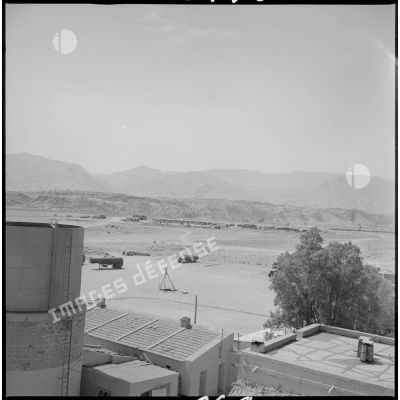 Vue des environs du poste de Djenien Bou Rezg, prise depuis une position surélevée. [légende d'origine]