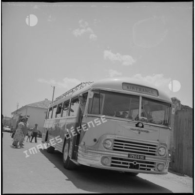 En ville, vue d'un bus Air France venu récupérer des enfants pour les emmener au Camp des chasseurs du 8e RIM. [légende d'origine]