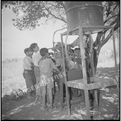Au Camp des chasseurs du 8e RIM, des enfants se lavent les mains. [légende d'origine]