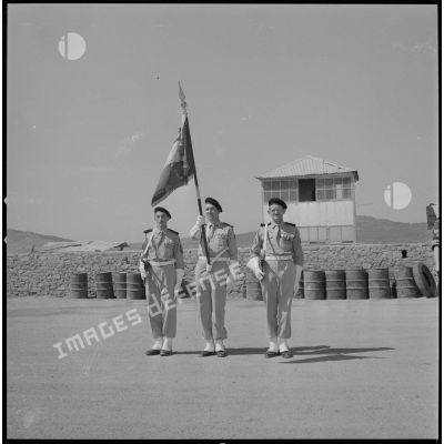 [A l'aéroport de Nazereg-Flinois, deux soldats et un porte-drapeau sont au garde-à-vous pour l'arrivée d'un général de corps d'armée.]