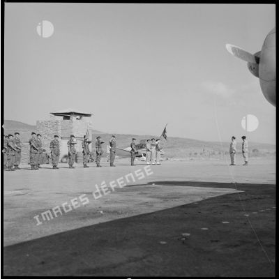 [A l'aéroport de Nazereg-Flinois, deux officiers passent en revue des commandos de chasse au garde-à-vous.]