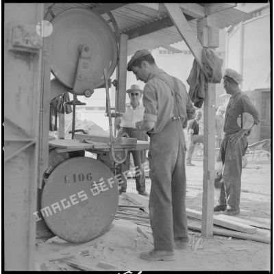 [Des ouvriers sur un chantier de construction aux docks coopératifs de Saïda.]