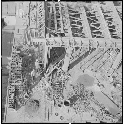 [Vue aérienne d'ouvriers sur un chantier de construction aux docks coopératifs de Saïda.]