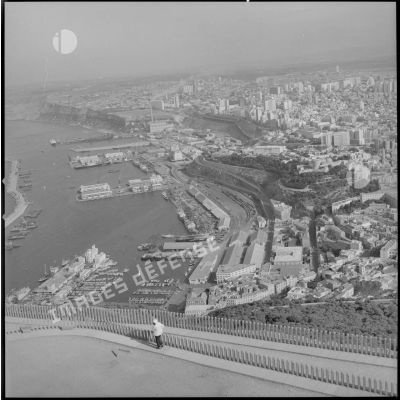 [Vue générale du port d'Oran depuis le fort de Santa Cruz.]