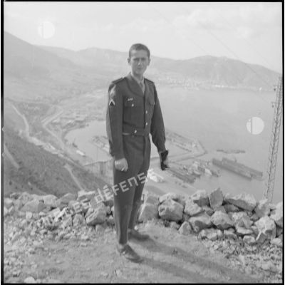 [Portrait d'un soldat devant la base navale de Mers El-Kébir.]