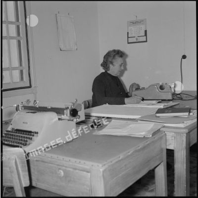 [Papeterie d'Aïn-el-Hadjar. Portrait d'une employée assise derrière un bureau.]