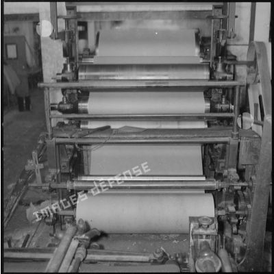 [Papeterie d'Aïn-el-Hadjar. Vue d'une machine munie de cylindres et utilisée pour la fabrication du papier.]