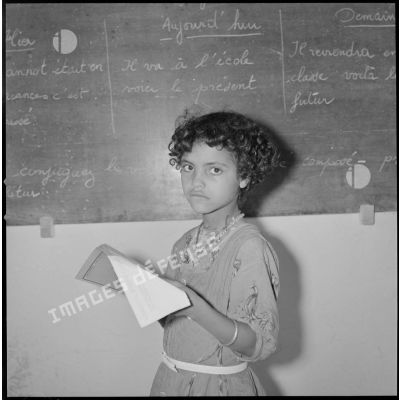 [Portrait d'une jeune élève de l'école du centre de Saïda.]