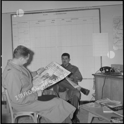 [Soldats dans un bureau, probablement au cantonnement de Sidi Maarouf. L'un d'eux lit "La dépêche".]
