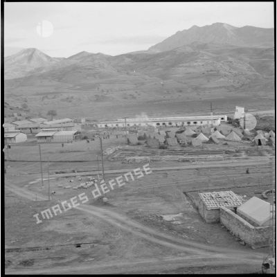 [Vue sur des tentes et des bâtisses entourées par des montagnes, probablement dans la région de Sidi Maarouf.]