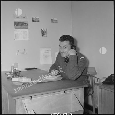 [Portrait d'un soldat au téléphone à son bureau, probablement au cantonnement de Sidi Maarouf.]