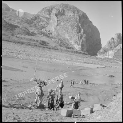 [Femmes transportant le linge lavé et l'eau puisée du bas-Rhummel (ou Oued-el-Kébir).]