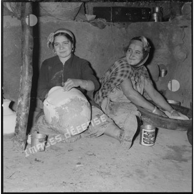 [Femmes dans une habitation traditionnelle d'un village kabyle.]