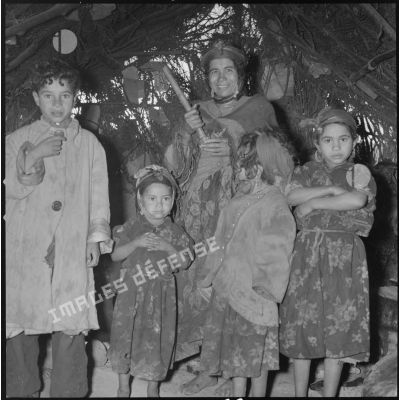 [Une femme et ses enfants dans une habitation traditionnelle d'un village kabyle.]