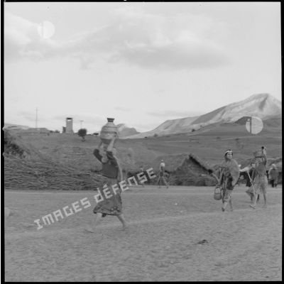 [Femmes marchant dans un village kabyle.]