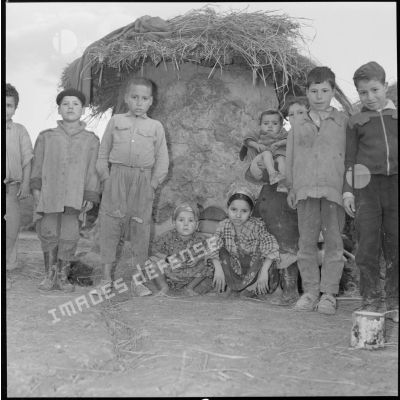 [Enfants devant une habitation traditionnelle d'un village kabyle.]
