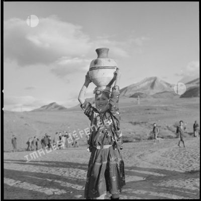 [Jeune femme kabyle portant une jarre sur sa tête.]