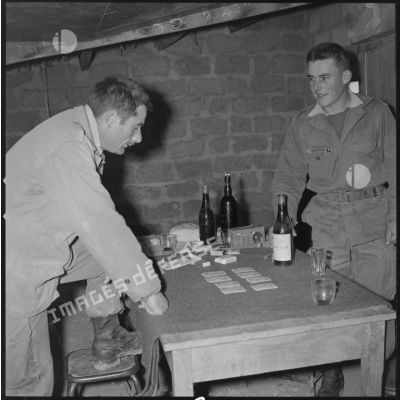 [Soldats du 2/8e RIM jouant aux cartes dans une bâtisse.]