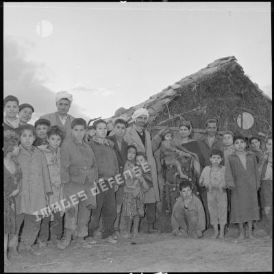 [Villageois posant devant une habitation traditionnelle d'un village kabyle.]
