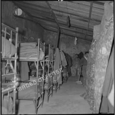 [Soldats du 2/8e RIM effectuant une corvée dans la chambrée du cantonnement du PC de Tissemiran-Haut.]