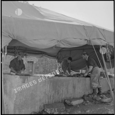 [Soldats préparant le repas au cantonnement du PC du 2/8e RIM de Tissemiran-Haut.]