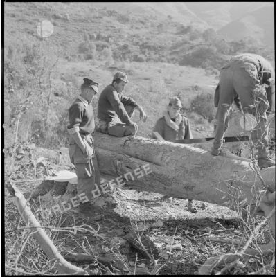 [Soldats sciant le bois d'un arbre abattu aux alentours du cantonnement du PC du 2/8e RIM de Tissemiran-Haut.]
