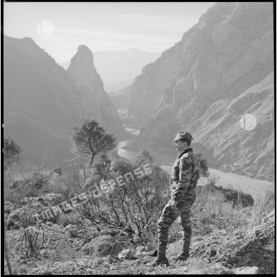 [Lieutenant du 2/8e RIM devant les montagnes et le bas-Rhummel (ou Oued-el-Kébir) au cours d'une opération en Kabylie.]