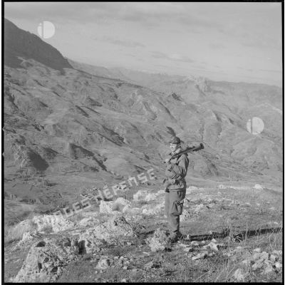 [Opération en Kabylie avec le 2/8e RIM dans le secteur du Djurdjura. Soldat devant un paysage montagnard.]