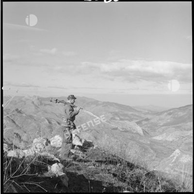 [Opération en Kabylie avec le 2/8e RIM dans le secteur du Djurdjura. Soldat devant un paysage montagnard.]