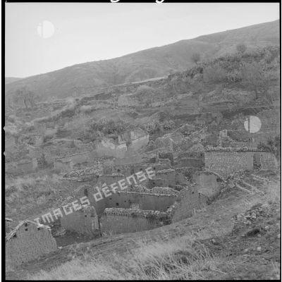 [Vue sur un village en ruine probablement en Kabylie.]