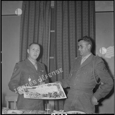 [PC du 2/8e RIM à Tissemiran-Haut. Le chef de bataillon Dastillung, à gauche, remet un certificat de bonne conduite au capitaine Audric.]