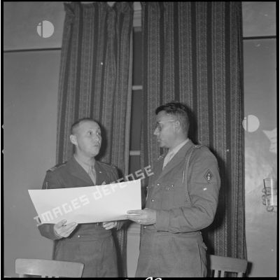 [PC du 2/8e RIM à Tissemiran-Haut. Le chef de bataillon Dastillung, à gauche, remet un certificat de bonne conduite au capitaine Audric.]