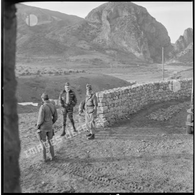 [Soldats du 2/8e RIM au repos dans le cantonnement de Tissemiran-Bas. Au loin, s'étend un groupement d'habitation.]
