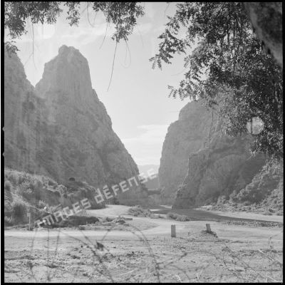 [Le bas-Rhummel (ou Oued-el-Kébir) passant sous un pont entre les montagnes aux alentours des cantonnements de Tissemiran.]
