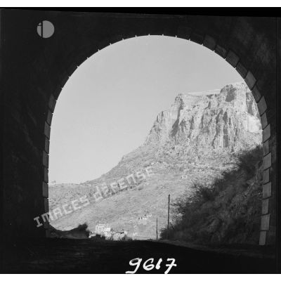 [Vue prise d'un tunnel sur la montagne et les bâtisses du cantonnement du 2/8e RIM de Tissemiran-Bas.]