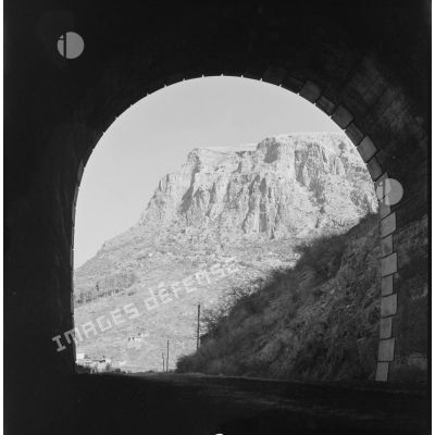 [Vue prise d'un tunnel sur la montagne et les bâtisses du cantonnement du 2/8e RIM de Tissemiran-Bas.]