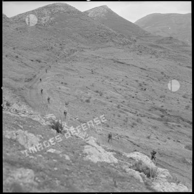 [Colonne de soldats du 2/8e RIM en progression sur une piste au cours d'une opération en Kabylie.]