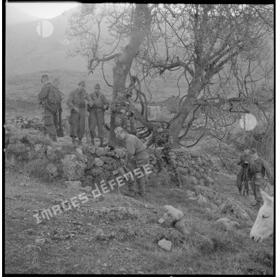 [Soldats du 2/8e RIM faisant une halte au cours d'une opération en Kabylie.]