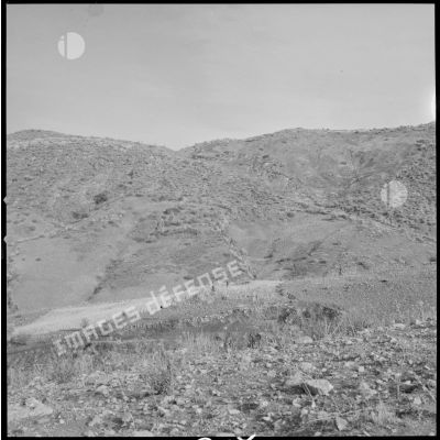 [Soldat du 2/8e RIM progressant sur une piste au cours d'une opération en Kabylie.]
