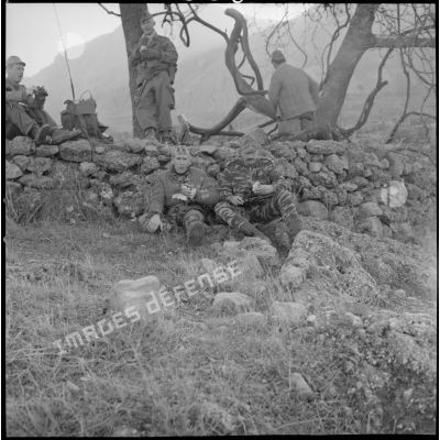 [Soldat du 2/8e RIM faisant une halte au cours d'une opération en Kabylie. Au premier plan à gauche, Arthur Smet.]