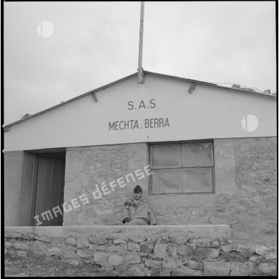 [Soldat du 2/8e RIM devant les locaux de la SAS Mechta-Berra de Tissemiran-Bas.]